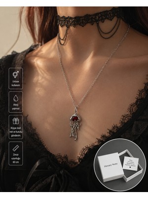 Herşey Nota Gotik Denizanası Figürlü Unisex Kolye – Kırmızı Taş Detaylı Alternatif Stil Kolye