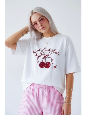 Hoxie Kadın Beyaz "Good Luck Babe" Kirazlı Oversize Tişört
