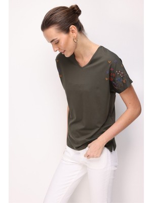 Desen Triko Kadın V Yaka Nakış Işlemeli Düşük Kollu Penye T-Shirt 26703 Haki