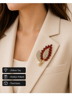 Herşey Nota Hediye Kırmızı Zirkon Taşlı Inci Detaylı Gold Yaprak Premium Kadın Broşu