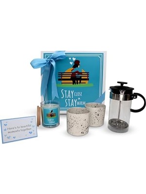 Charmlab Candle – Close Warm Çiftlere Özel Hediye Seti, Ahşap Kapaklı Kokulu Mum, French Press ve 2 Seramik Kahve Kupası, Sevgililer Günü, Düğün & Ev Hediyesi
