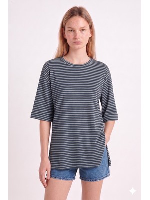 Moviment Kadın Standart Beden Duble Kol Yandan Yırtmaçlı Beyaz Çizgili Lacivert T-Shirt