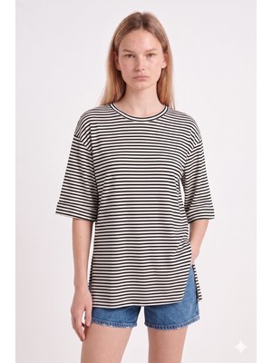 Moviment Kadın Standart Beden Duble Kol Yandan Yırtmaçlı Siyah Çizgili Beyaz T-Shirt
