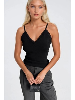 Asfaha Fashion Kadın Dantel Detaylı Ince Askılı V Yaka Triko Bluz