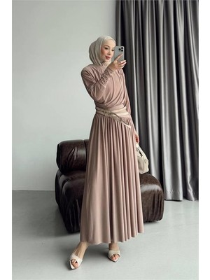 Neşeli Butik Kadın Bej Drapeli Kemer Detaylı Sandy Kumaş Premium Tesettür Elbise NMS090