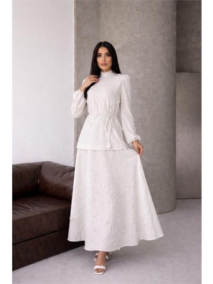 Neşeli Butik Kadın Beyaz Keten Kumaş Çiçek Aplikeli Hakim Yaka Etekli Takım NBMS2629