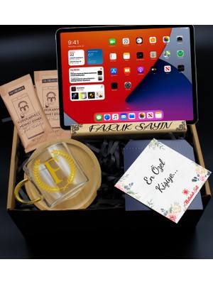 As Gift Kişiye Özel Ahşap Tablet Tutacağı & Gold Baskılı Bambu Tabaklı Cam Fincan & 2 Adet Türk Kahvesi Hediye Seti