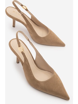 Marjin Kadın Stiletto Sivri Burun Arkası Açık Lastikli Altın Tokalı Kısa Ince Topuklu Ayakkabı Henka Camel Süet