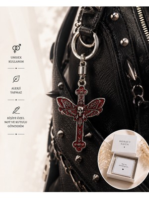 Herşey Nota Kırmızı Kelebek Detaylı Gotik Haç Anahtarlık – Unisex Vintage Stil Çanta Aksesuarı