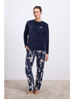  Uzun Kollu Kadife T-Shirt ve Çiçek Desenli Pantolon Pijama Takımı