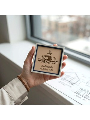 Miawiki Allah Bize Yeter Temalı Minyatür Masaüstü Aksesuarı, Yaşam Alanınıza Güven ve Huzur Katar 10X10 cm