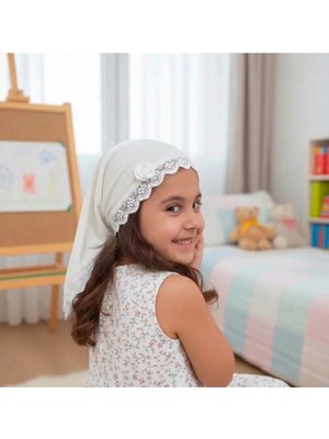 Tayuya Esnek Viskon Kız Çocuk Üçgen Bone Zarif Dantel Detaylı 2-9 Yaş Çiçek Tasarım Krem Üçgen Çoçuk Bone