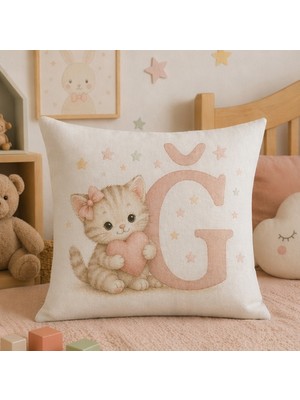 Kadorex Design Sevimli Kedicik Harfli Bebek Odası Kırlent Dekoratif Kılıfı (40 x 40) cm (Ğ) Harfı
