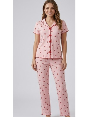 Belirtilmemiş Pembe Zemin Üzerine Çilek Desenli, Önü Fiyonk/düğme Detaylı ve Kısa Kollu Kadın Pijama Takımı