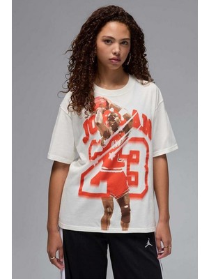 Nike Jordan Graphic 40 Loose Fit Womens Tee Grafik Baskılı Bol Kesim Pamuklu Kadın Tişört Krem