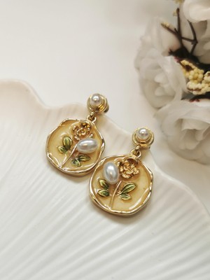 Halley Concept Gold Kaplama Incili ve Gül Figürlü Vintage Sallantılı Küpe