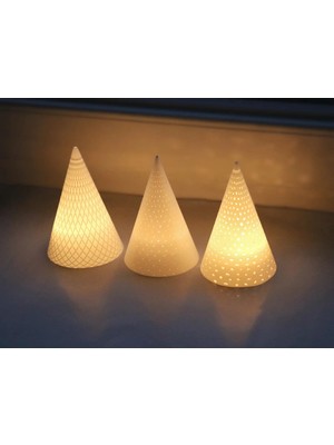 Yılbaşı Temalı 3’lü LED Tealight Mumluk Seti – Dekoratif Işıklı Çam Ağacı Silüetli Mumluk