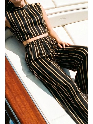 Fashion Cocktail Akıcı Kumaşlı Altın Düğmeli Apoletli Çizgili Bel Lastikli Pantolon Kolsuz Boyunlu Dökümlü Mat Saten Crop Top Takım Set