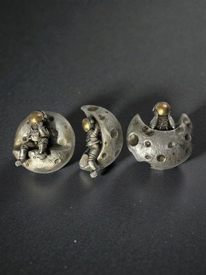Imosas Astronot Ay Üzerinde Dekoratif Biblo – Modern Masa Üstü Obje 18 cm