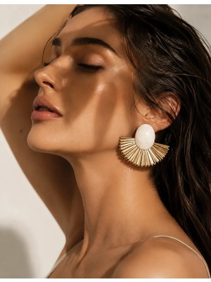 Solare Accessories Beyaz Mineli Detaylı Altın Kaplama Yelpaze Form Vintage Küpe (Hipoalerjik)
