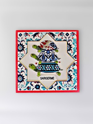 Mundy Sarıgerme Temalı Polyester Kabartmalı Kaplumbağa Desen Magnet  7 x 7 cm – Dekoratif Hediyelik Buzdolabı Süsü  (KOD:1164)