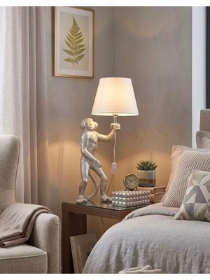 Mirsa Global Modern Gümüş  Büst Abajur Maymun Heykel  – Beyaz Şapka Dekoratif Masa Lambası, Şık Salon & Yatak Odası Aydınlatma