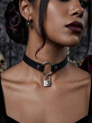 Feronnucci Gotik Choker Kolye Kadın | Kilit Detaylı Punk Boyunluk | Alternatif Tarz Yaka Kolyesi | Gothic Stil Parti ve Cosplay Aksesuarı