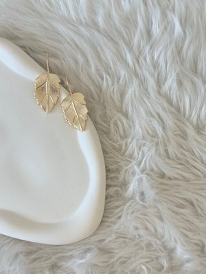 Revoia Yaprak Form Gold Küpe