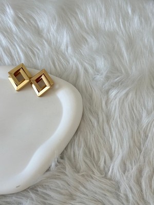 Revoia Sarmal Kare Formlu Gold Küpe