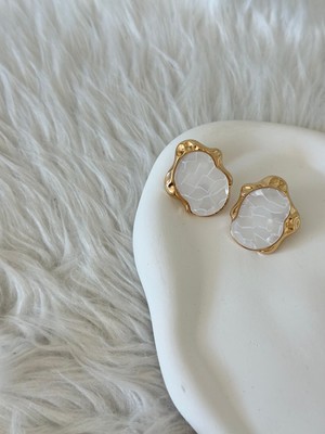 Revoia Gold Çerçeveli Ekru Vintage Küpe