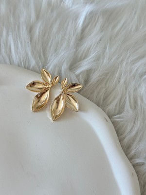 Revoia Yaprak Formlu Modern Gold Küpe