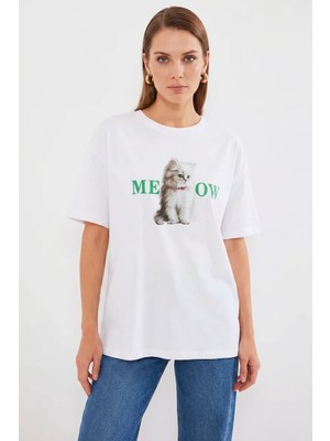 Kadın Oversize Kedi Figürlü Baskılı Beyaz Tişört