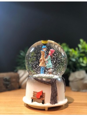 Lapidaria Mega Boy Sokak Lambası Altında Buluşan Romantik Çiftler Otomatik Püskürtmeli Kar Küresi 16 cm