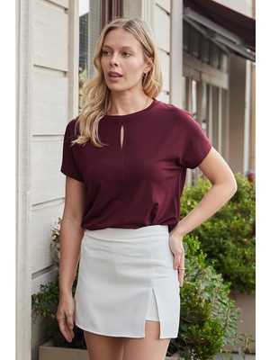 Jument Kadın Ipeksi Yumuşak Kumaş Geniş Sıfır Yaka Önü Pencereli Yanları Yırtmaçlı Tshirt Bluz-Bordo