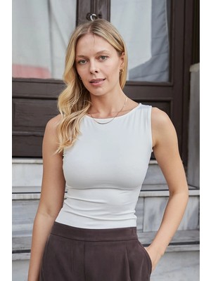 Jument Kadın Likralı Esnek Polyemid Kumaş Kayık Yaka Kolsuz Body Bluz-Krem