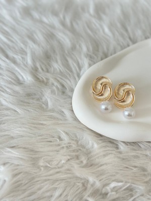 Revoia Inci Detaylı Modern Gold Küpe