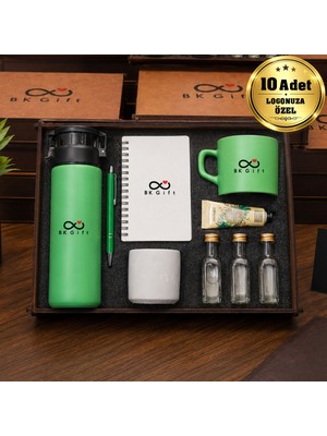 BK Gift Logonuza Özel 10 Adet Ahşap Kutulu Yeşil Kurumsal Hediye Seti – Cam Suluk, Seramik Fincan, Defter, Kalem, Kolonya, Krem ve Beton Mumlu Promosyon Seti