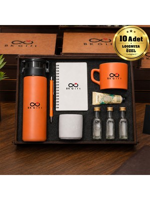 BK Gift Logonuza Özel 10 Adet Ahşap Kutulu Turuncu Kurumsal Hediye Seti – Cam Suluk, Seramik Fincan, Defter, Kalem, Kolonya, Krem ve Beton Mumlu Promosyon Seti