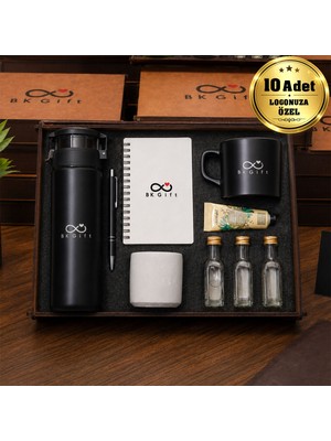 BK Gift Logonuza Özel 10 Adet Ahşap Kutulu Siyah Kurumsal Hediye Seti – Cam Suluk, Seramik Fincan, Defter, Kalem, Kolonya, Krem ve Beton Mumlu Promosyon Seti