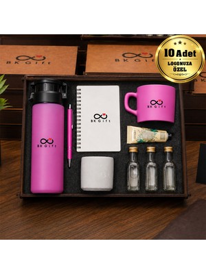 BK Gift Logonuza Özel 10 Adet Ahşap Kutulu Pembe Kurumsal Hediye Seti – Cam Suluk, Seramik Fincan, Defter, Kalem, Kolonya, Krem ve Beton Mumlu Promosyon Seti