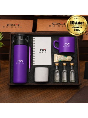 BK Gift Logonuza Özel 10 Adet Ahşap Kutulu Mor Kurumsal Hediye Seti – Cam Suluk, Seramik Fincan, Defter, Kalem, Kolonya, Krem ve Beton Mumlu Promosyon Seti