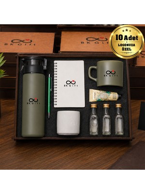 BK Gift Logonuza Özel 10 Adet Ahşap Kutulu Koyu Yeşil Kurumsal Hediye Seti – Cam Suluk, Seramik Fincan, Defter, Kalem, Kolonya, Krem ve Beton Mumlu Promosyon Seti