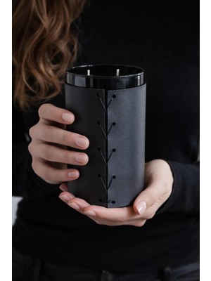 Chanza Home Büyük Boy Siyah Deri Detaylı Mum Pudra Kokulu Mum 15X9 cm 1000 gr