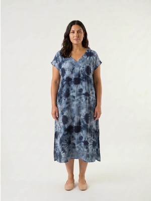 Stori Lacivert Shibori Batik Midi Kaftan Elbise Viskon Büyük Beden V Yaka
