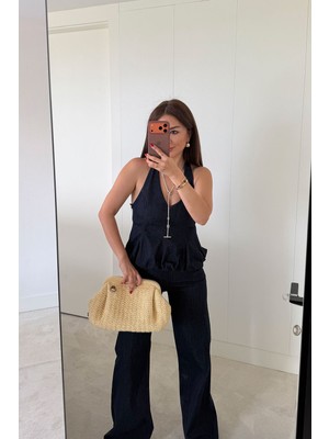 Özge Özgenç Boyundan Bağlamalı Kontrast Dikişli Denim Bluz