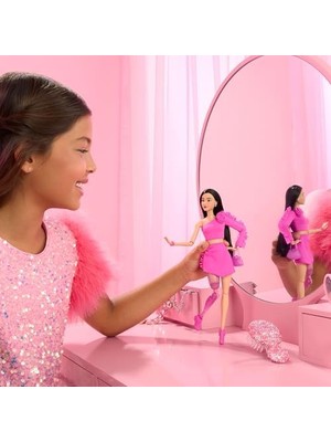 Barbıe Stil Ikonu™ Bebek - Işıltılı Protez Bacaklı Klasik Tarzındaki Pembe Bluz ve Etek Takımıyla Protez Bacaklı ve Siyah Saçlı Stil Ikonu Bebek (2) HYV26