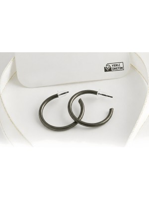 Vue Siyah Ezme Halka Küpe – 2 cm Minimal Metal Tasarım Küpe, Şık ve Günlük Kullanıma Uygun Aksesuar