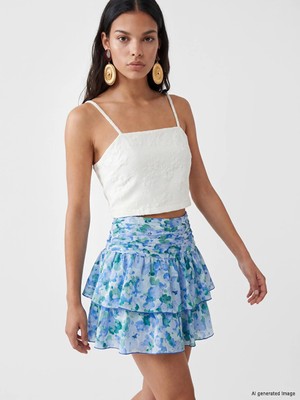 LC Waikiki Beyaz Kare Yaka Ip Askılı Kadın Crop