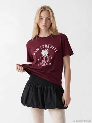 LC Waikiki Bordo Bisiklet Yaka Hello Kitty Baskılı Kadın Tişört