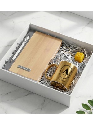 vegahediye v vega Kişiye Özel Gold Renk Parlak Kupa & Bambu Desenli Defter & Beyaz Touchpen Kalem & Peynir Model Clicker Stres Anahtarlığı Premium Ofis Hediye Seti